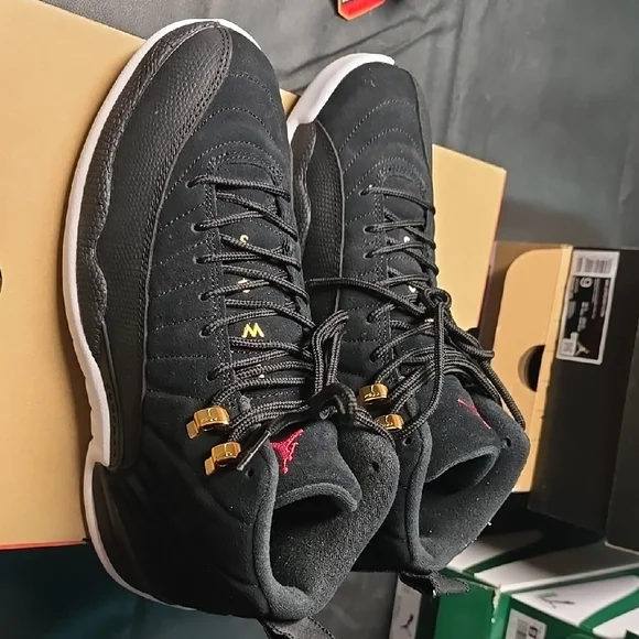 Air Jordan Retro 12, Reverse Taxi - Picture 2 of 4